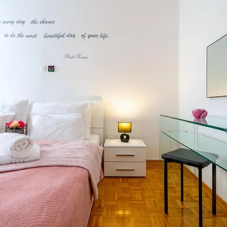 Appartement Luxe Comfort Melesio In Centre